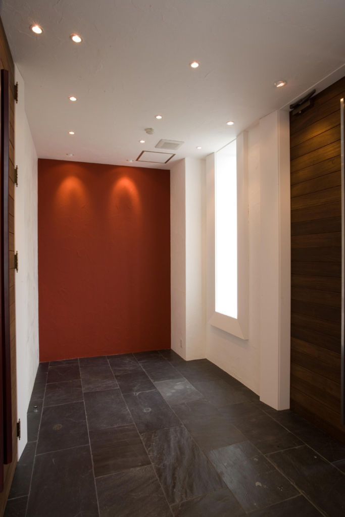 ダークカラーと木目アクセント | デザイン住宅の株式会社ぶすじま建設