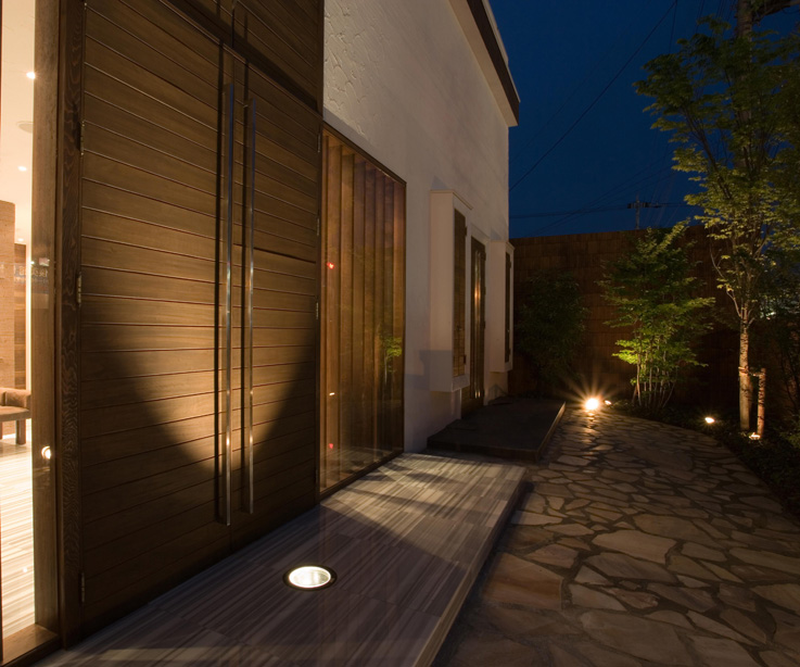 ダークカラーと木目アクセント | デザイン住宅の株式会社ぶすじま建設