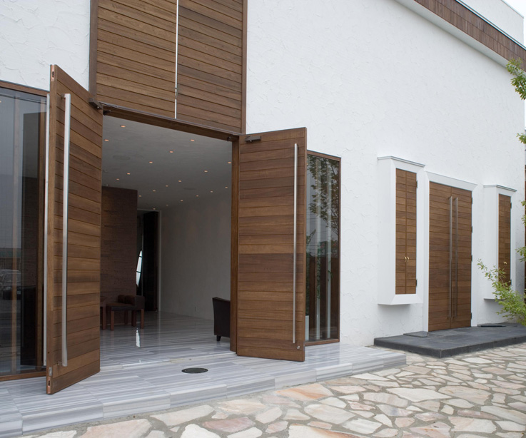 ダークカラーと木目アクセント | デザイン住宅の株式会社ぶすじま建設