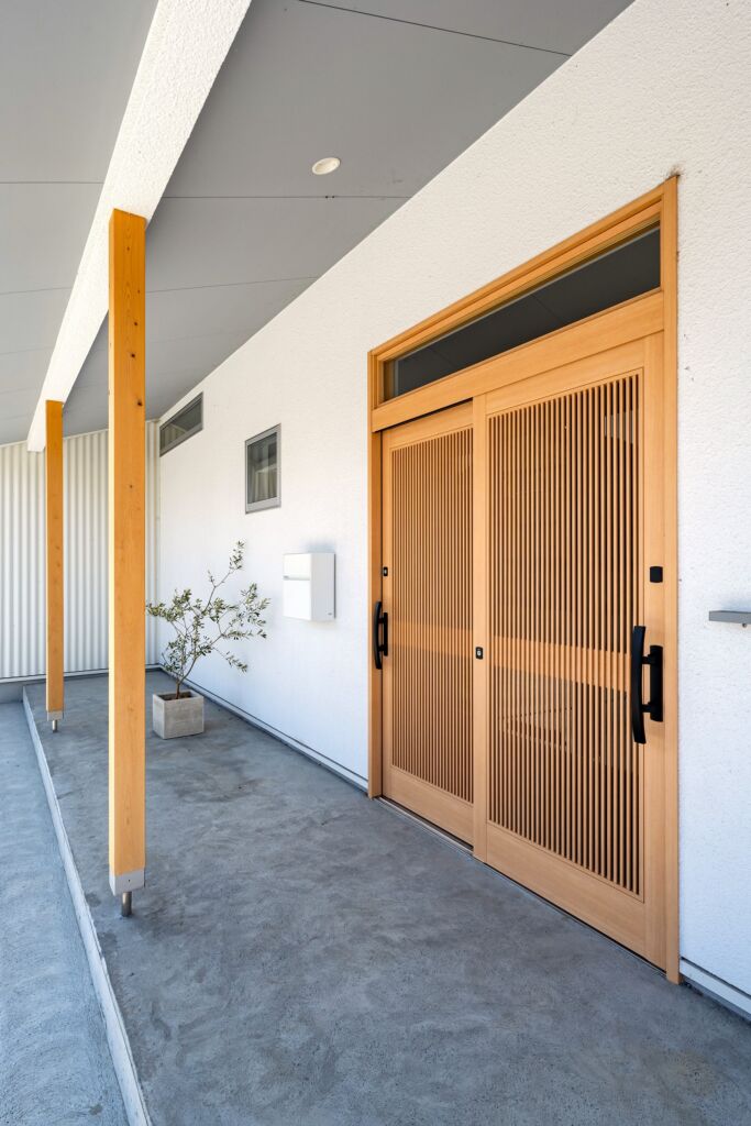 ｶﾞﾙﾊﾞﾘｳﾑの波板とホワイトの家 | デザイン住宅の株式会社ぶすじま建設