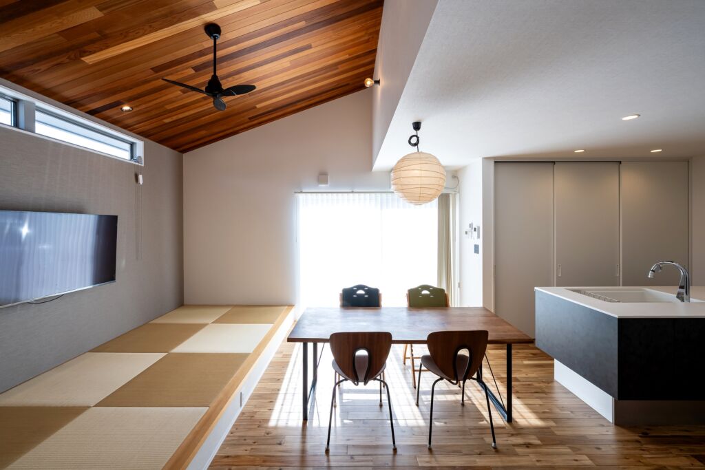 ｶﾞﾙﾊﾞﾘｳﾑの波板とホワイトの家 | デザイン住宅の株式会社ぶすじま建設